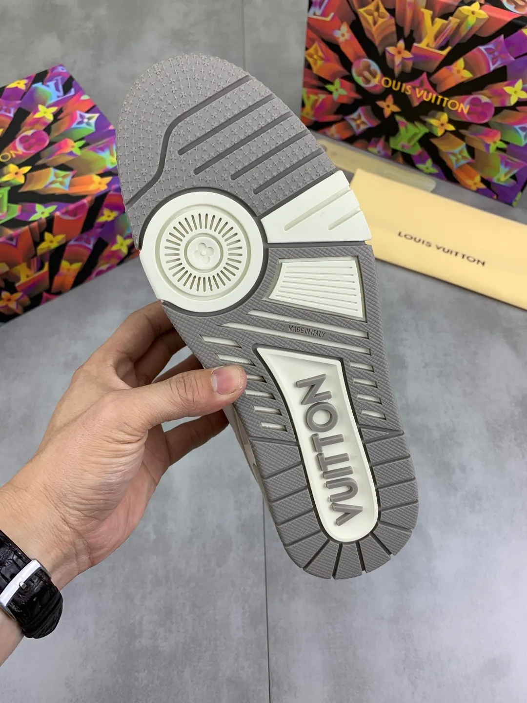 Men's men's shoes 💰P580 New style 💰💎💎Latest color High version 2025Louis*Vuitto* LV Traine Catwalk TRAINER outsole and fabric private model A shoe that definitely costs a lot of money and effort. This series was designed after the arrival of Vifgil. It is favored by many fans every season. Original TPU outsole Original packaging Color: black Available in white (available from stock, super fast shipping) Code number: 35-46